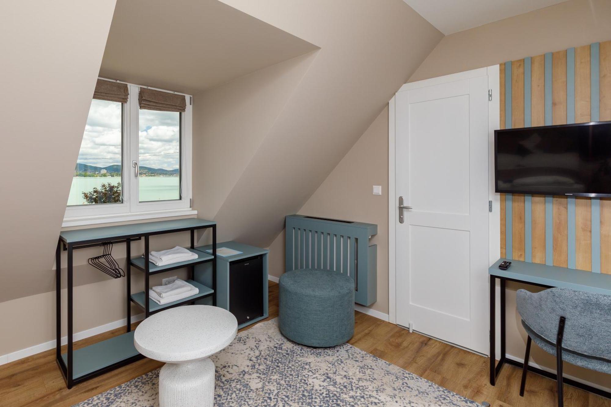 Lepke Apartmanhaz Es Etterem Тихань Экстерьер фото