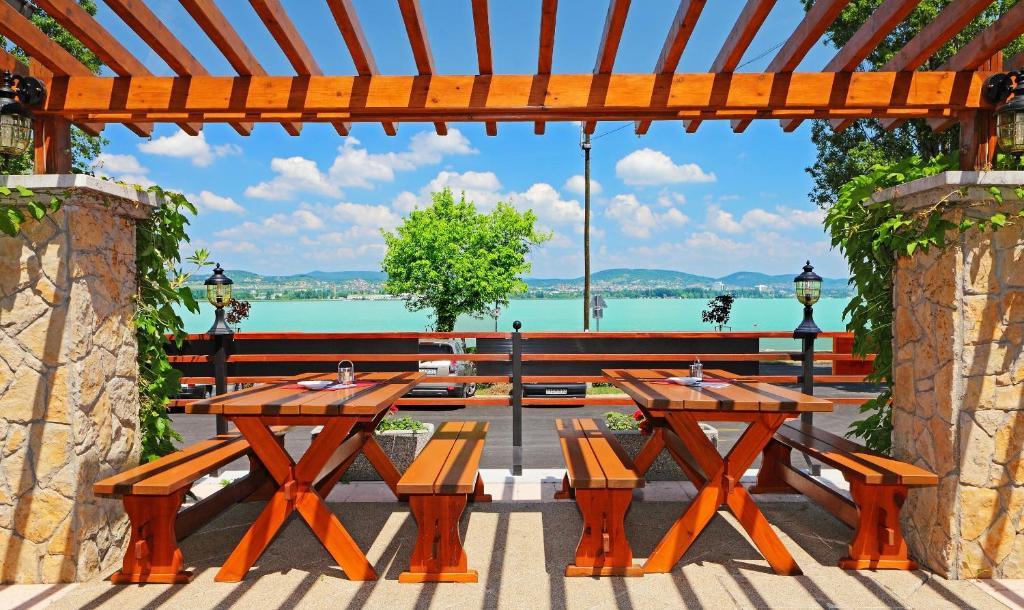 Lepke Apartmanhaz Es Etterem Тихань Экстерьер фото