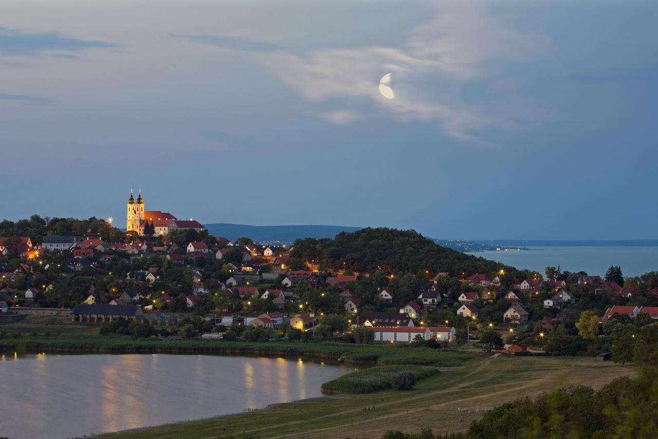 Lepke Apartmanhaz Es Etterem Тихань Экстерьер фото